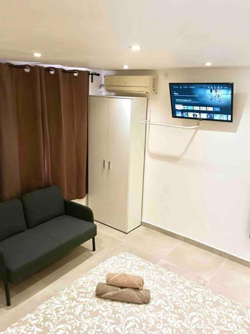 Estudios Hl Frente Al Metro Barcelona-Aeropuerto 오스피탈레트 데 요브레가트 외부 사진