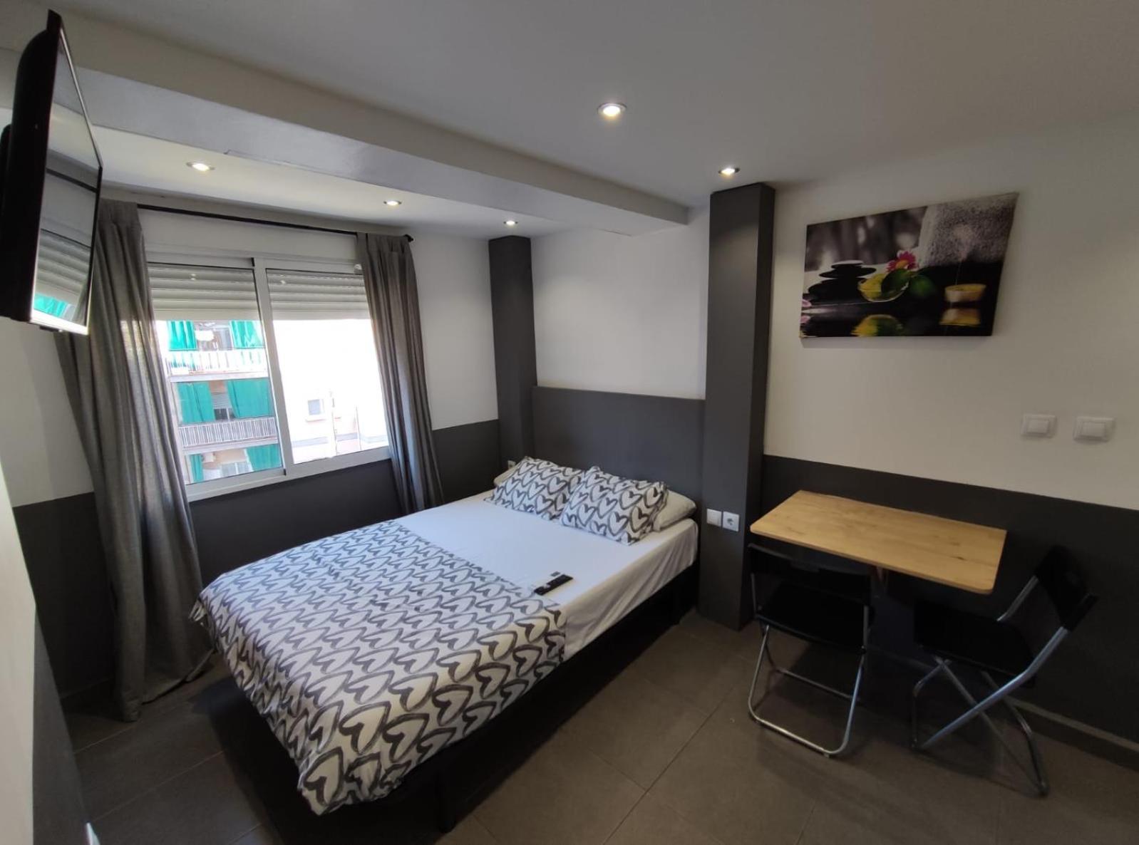 Estudios Hl Frente Al Metro Barcelona-Aeropuerto 오스피탈레트 데 요브레가트 외부 사진