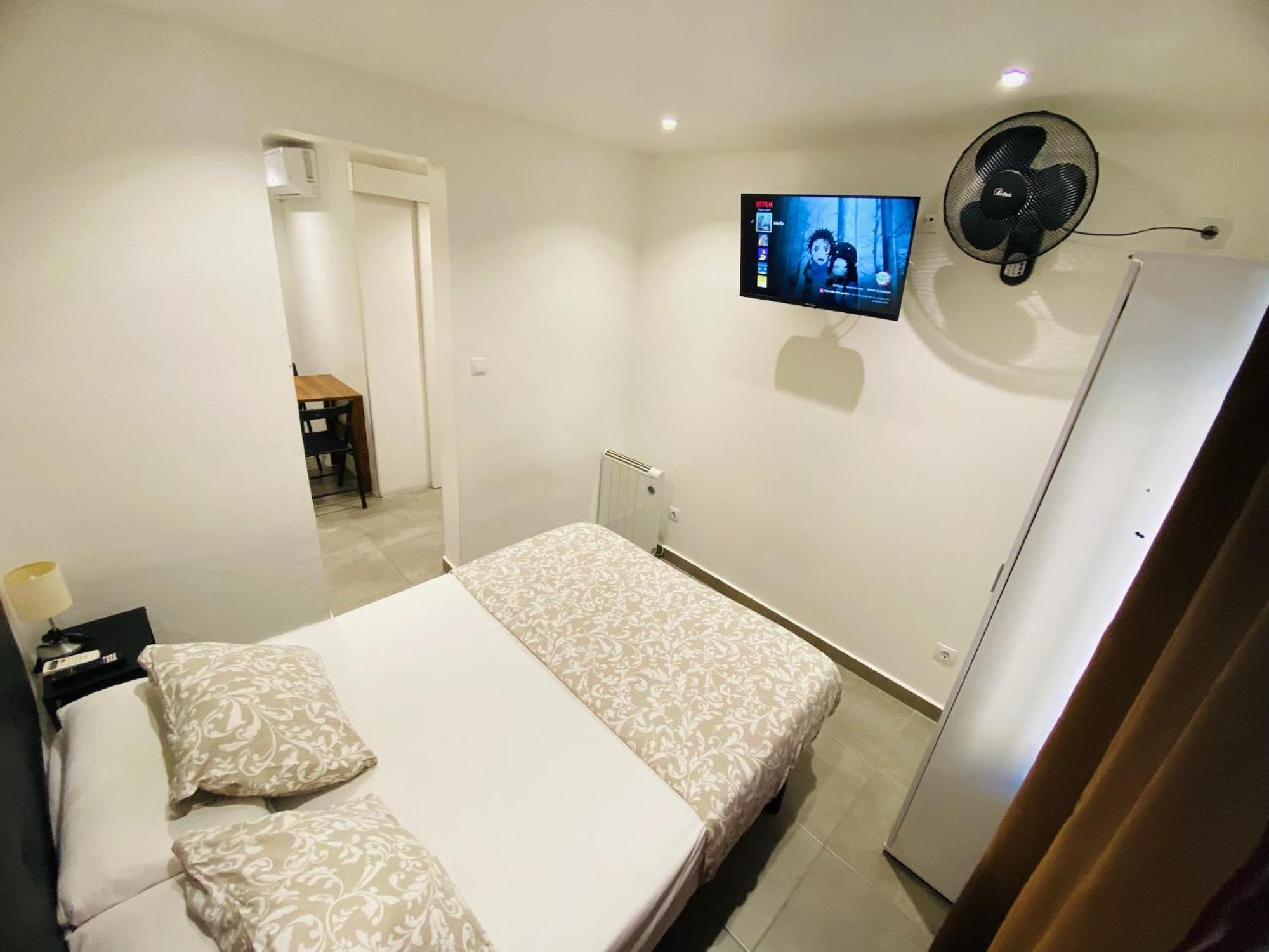Estudios Hl Frente Al Metro Barcelona-Aeropuerto 오스피탈레트 데 요브레가트 외부 사진